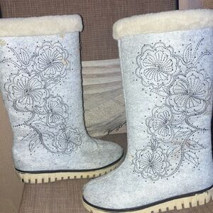 Wool material (soft felt) grey boots with Floral embelishment